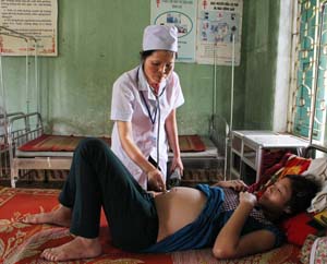Bác sĩ Bùi Thị Quyên thăm khám sức khỏe định kỳ cho phụ nữ mang thai tại Trạm y tế xã Lũng Vân.